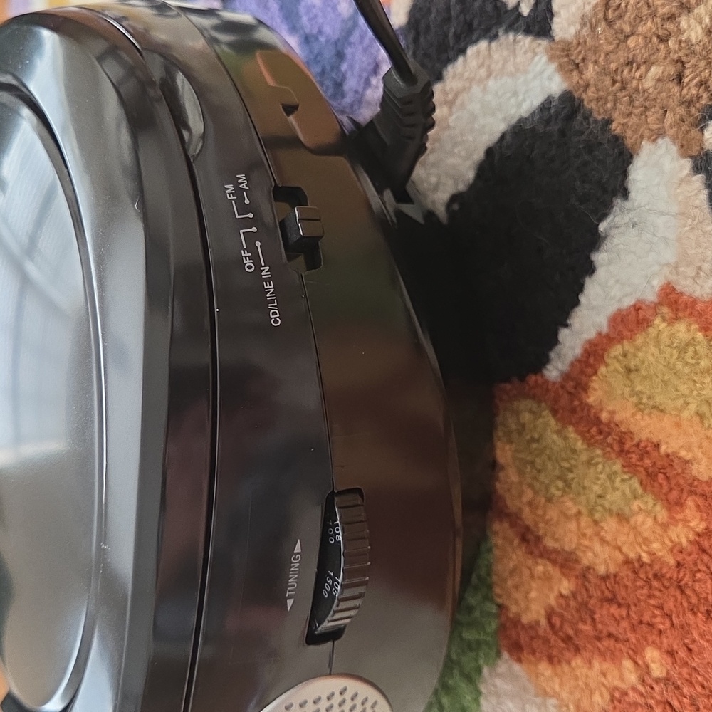 GPX Portable Top Loading Boom Box / CD Player, AM/FM Radio, Line In - Picture 2 of 3